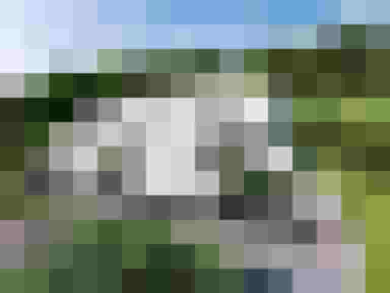 Moderne Wohnanlage „Hillside“ in Saalbach mit Balkonen und Garagen, umgeben von Natur.