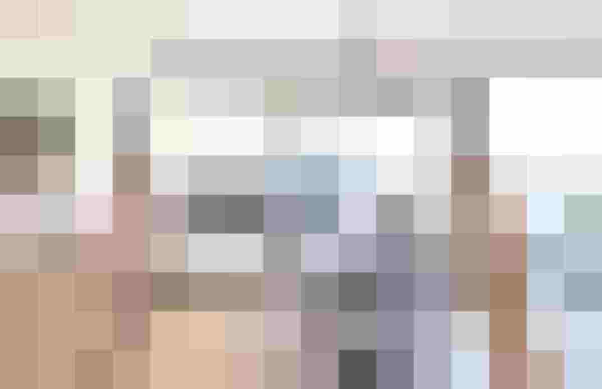 Live-Video Besichtigung einer modernen Wohnung mit gemütlichem Wohnbereich und Esszimmer.