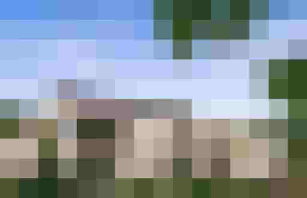 Moderne Wohnhäuser in Mattsee mit großen Glaselementen und Balkonen in sonniger Lage.