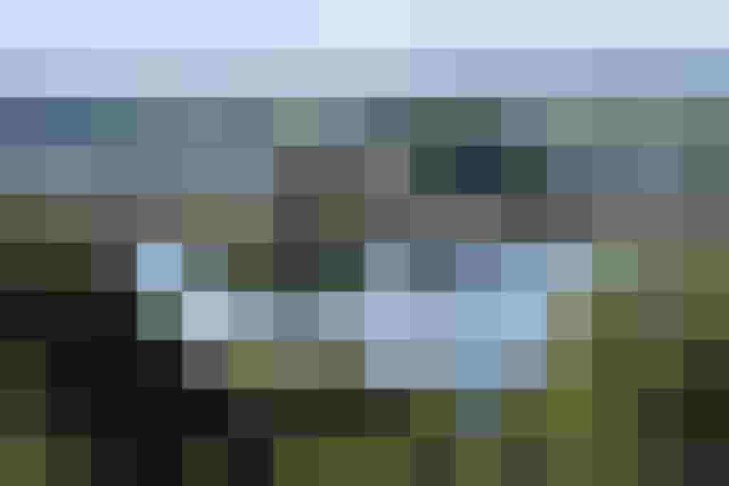 Blick auf Mattsee mit Segelbooten und grünen Uferlandschaften im Hintergrund.