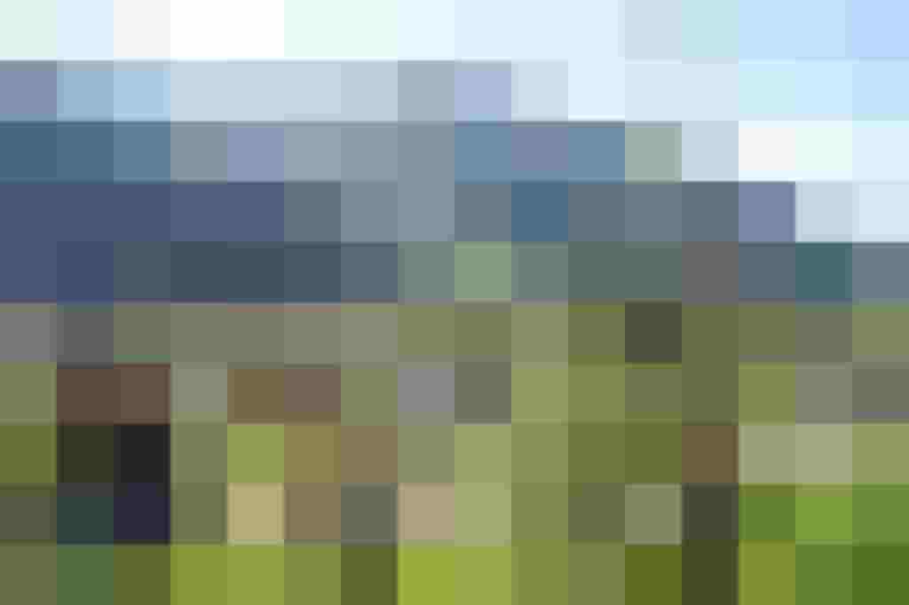 Blick auf die Bauprojekte und die malerische Umgebung von Rauris mit Bergen im Hintergrund.