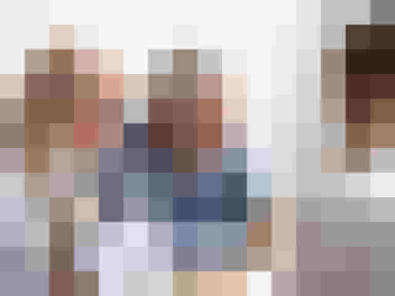 Älteres Paar bespricht Neubauprojekte mit einer Beraterin am Tisch.