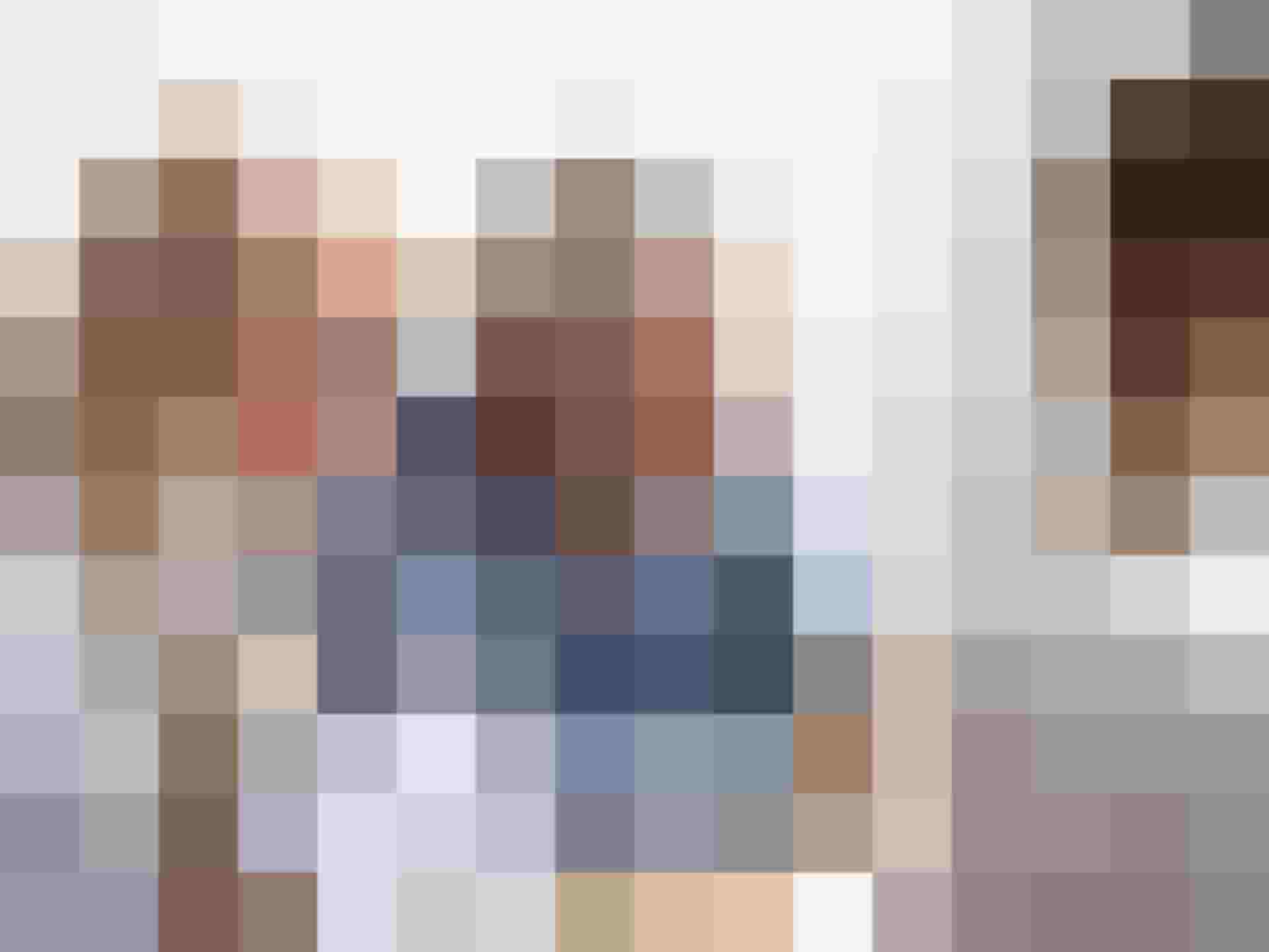 Älteres Paar bespricht Neubauprojekte mit einer Beraterin am Tisch.