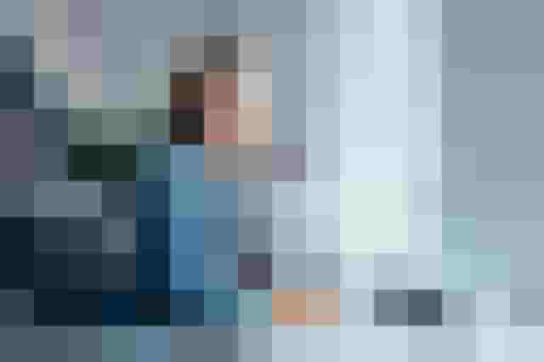 Lächelnde Frau im Büro, die Notizen macht, gefördert durch Immobilien-Experte Leitgöb Wohnbau.