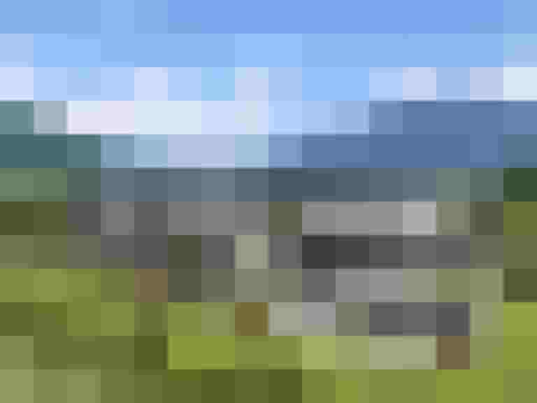 Moderner Wohnbau mit Balkonen und Blick auf die Berge in Salzburg. Entspannung im Freien.
