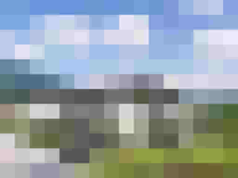 Moderne Reihenhäuser und Wohnungen in Maishofen umgeben von Natur und Berglandschaft.