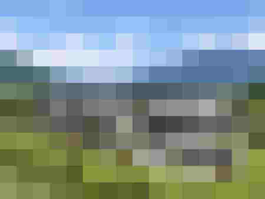 Moderner Wohnbau mit Balkonen und Blick auf die Berge in Salzburg. Entspannung im Freien.