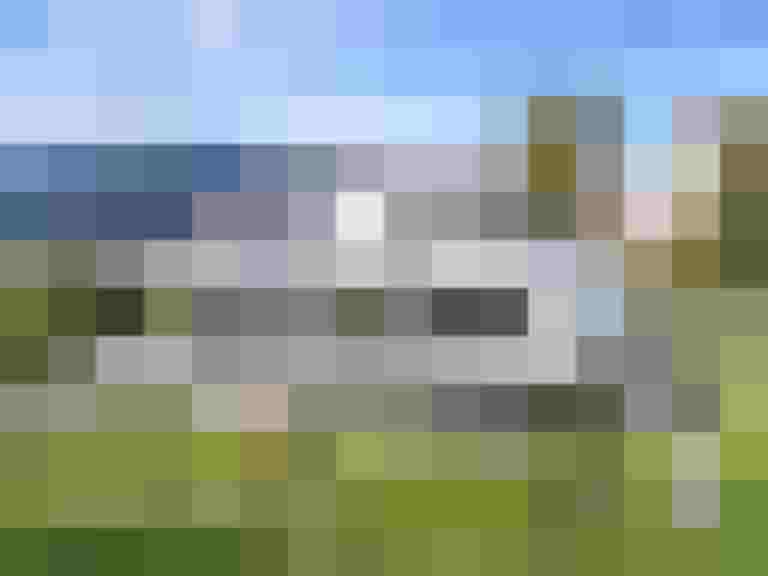 Moderne Eigentumswohnungen in Kaprun umgeben von Grünflächen und Bergen.