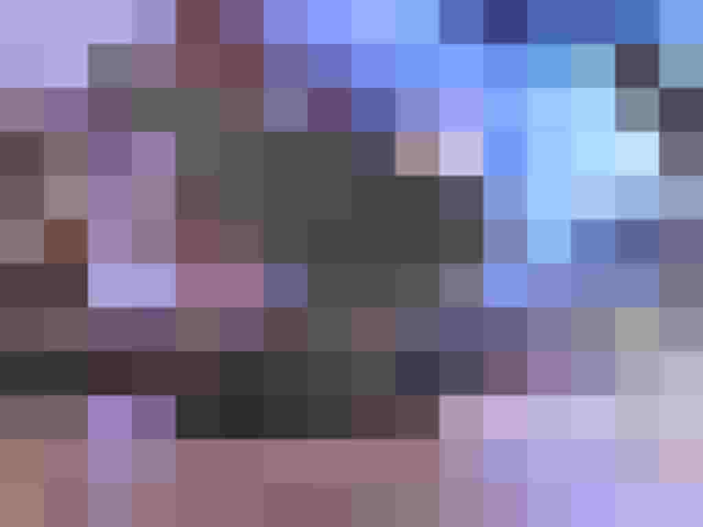 Ausgezeichnete Trophäen bei einer Preisverleihung in festlicher Atmosphäre.