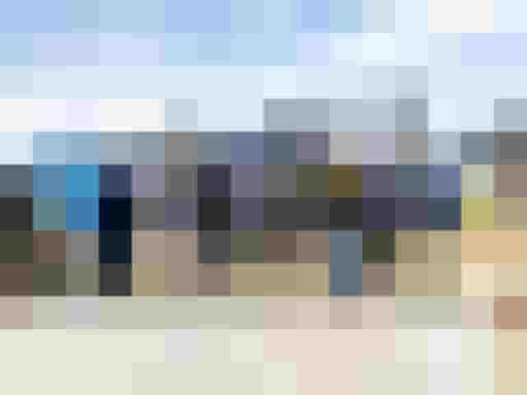 Gruppenfoto von Leitgöb Wohnbau mit Schaufeln auf Baustelle in den Alpen.