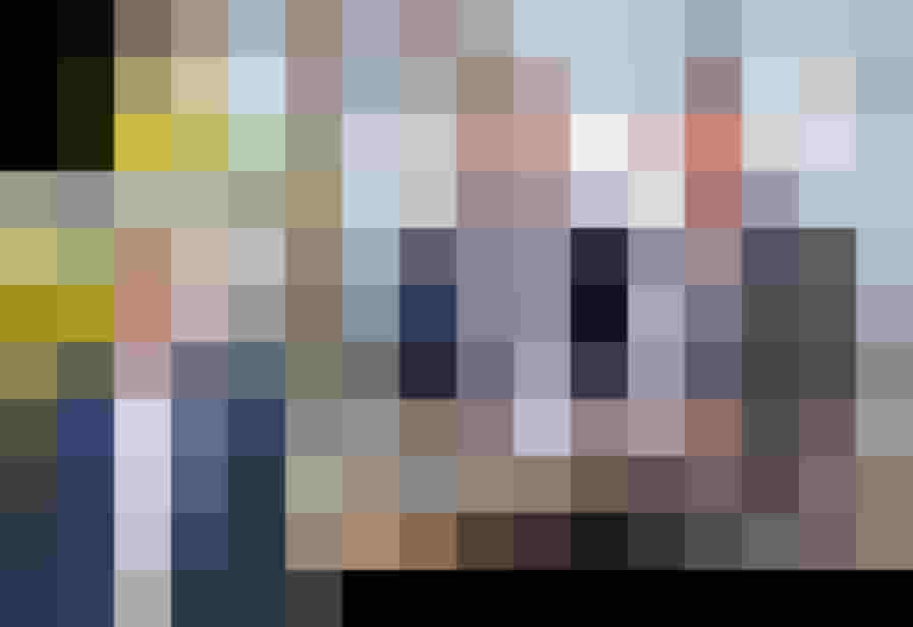 Zwei Personen besprechen Grundrisspläne für eine Eigentumswohnung bei Leitgöb Wohnbau Zwei Personen besprechen Grundrisspläne für eine Eigentumswohnung bei Leitgöb Wohnbau
