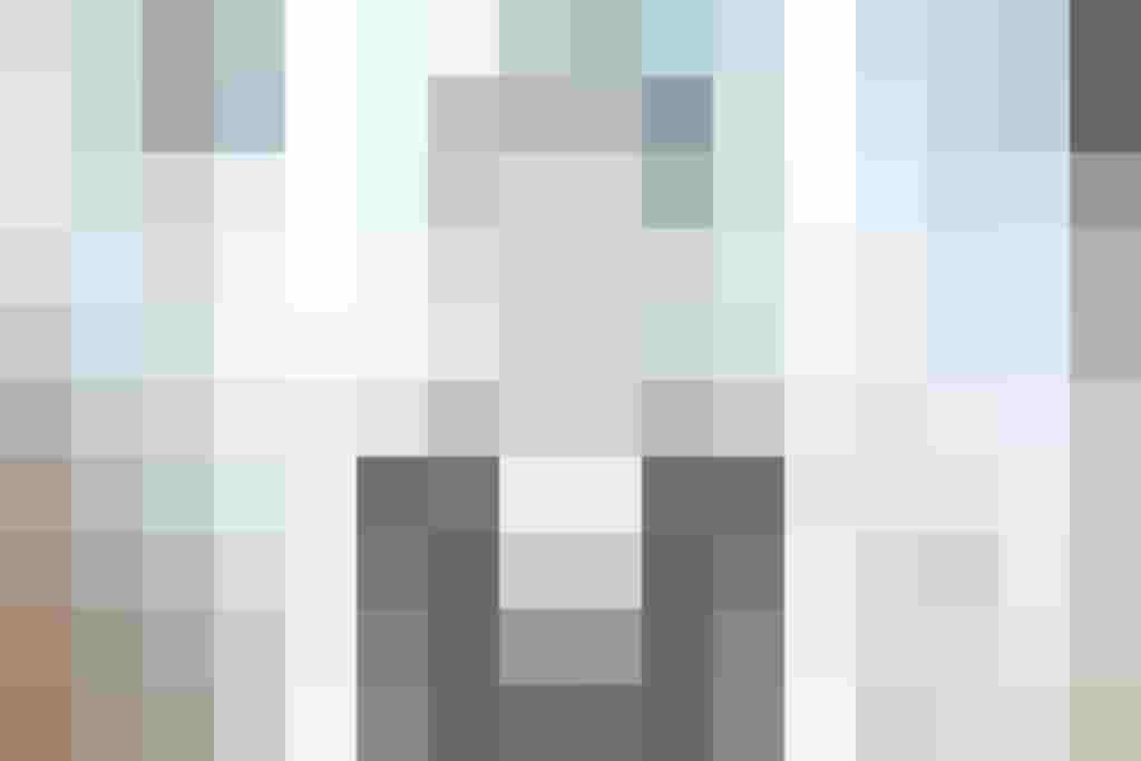 Symbolische Illustration eines anonymen Geschäftsmanns vor Bürofenstern