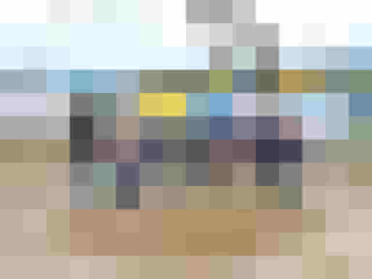 Personengruppe beim Spatenstich auf Baustelle in Henndorf