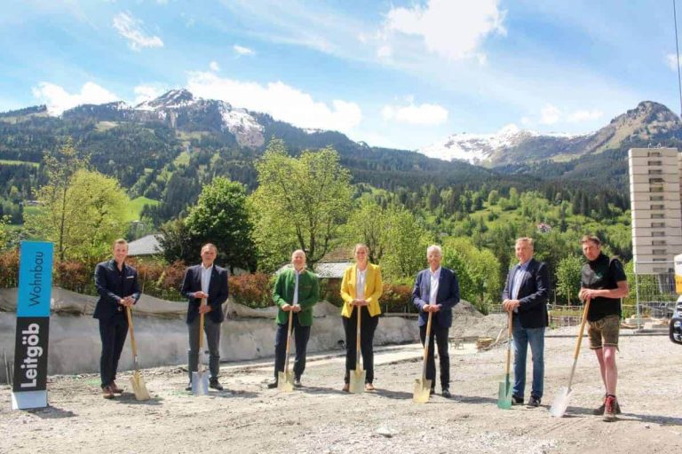 Spatenstich für ein Wohnprojekt in Bad Hofgastein mit Blick auf die Berge.