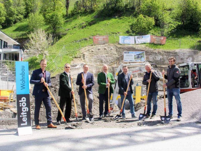 Spatenstich zum Wohnbauprojekt „SONNSEITE“ mit Bauleitern und Partnern.
