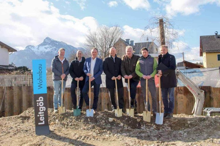Spatenstich für das Wohnbauprojekt „Morzger Straße“ in Salzburg, mit Bauleitern und Team.