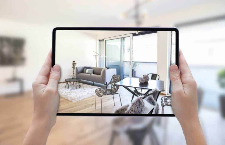 Live-Video Besichtigung einer modernen Wohnung mit gemütlichem Wohnbereich und Esszimmer.