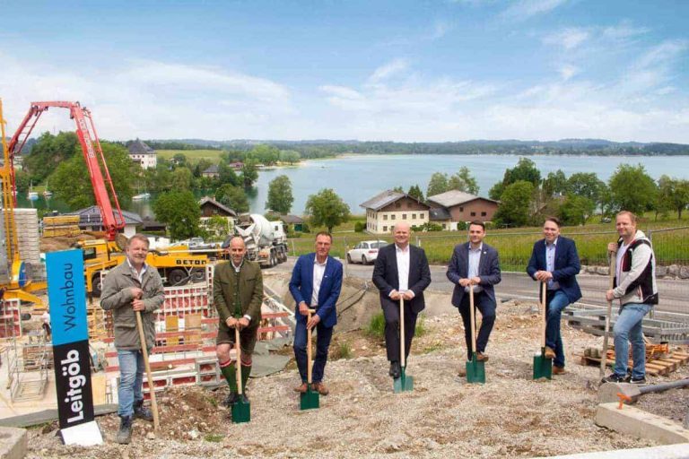 Spatenstich für das Wohnbauprojekt Bellevue am Mattsee mit Bauleitern und dem Bürgermeister.