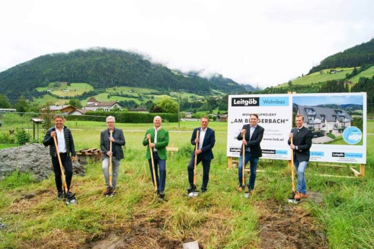 Spatenstich für das Wohnprojekt „Am Bürgerbach“ in Mittersill mit Gästen und schöner Bergkulisse.