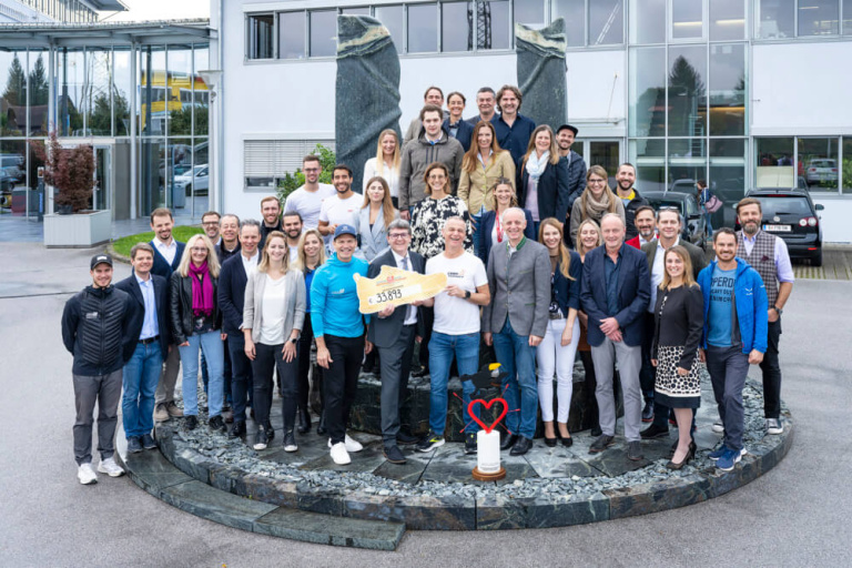 Gruppenfoto der Teilnehmer der Charity Challenge 2022 vor der Unternehmenszentrale.