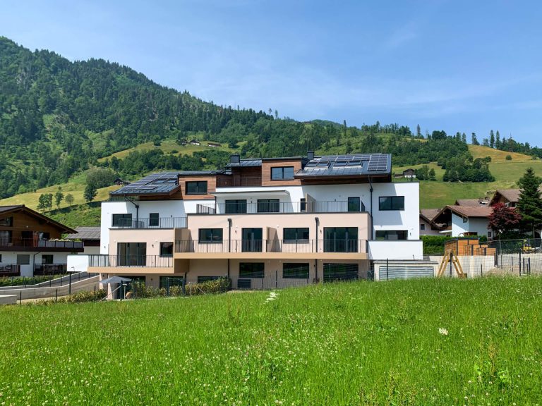 Moderne Eigentumswohnungen in St. Johann-Reinbach, umgeben von grüner Natur.