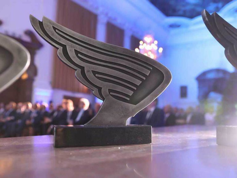 ALC-Award-Trophäen bei der Verleihung in Salzburg, Fokus auf erfolgreiches Unternehmen.