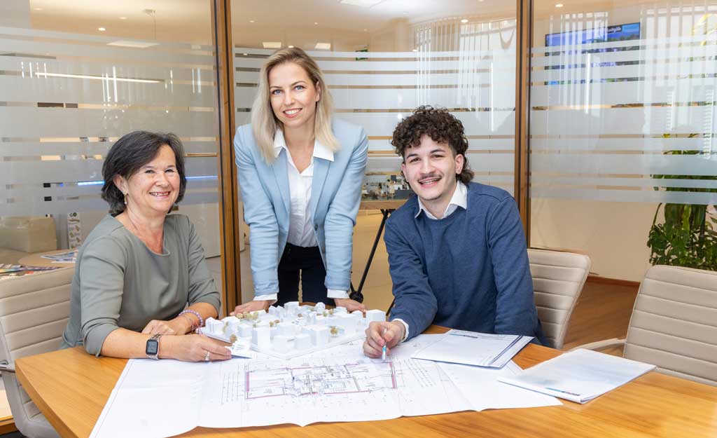 Planungsleiterin Kristin und ihr Team bei der Arbeit: Mit kreativen Ideen, technischem Know-how und viel Leidenschaft entwickeln sie individuelle Wohnkonzepte