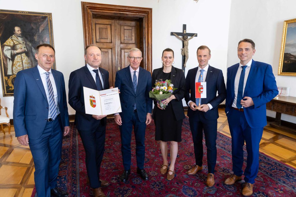 Der Firmengruppe Leitgöb wurde am 17. Juni 2025 von Landeshauptmann Wilfried Haslauer das Salzburger Landeswappen verliehen. Es ist ein sichtbares Zeichen der Anerkennung und Wertschätzung, die das Land Salzburg Unternehmen verleiht, die über Jahre hinweg außergewöhnliche Leistungen für die Gesellschaft, für die Region und für das Wirtschaftsleben unseres Landes erbracht haben., im Bild v.l.n.r.: Michael Leitgöb (Geschäftsleiter), Günther Leitgöb (Geschäftsführer), Landeshauptmann Wilfried Haslauer, Isabella Nindl-Leitgöb (Geschäftsleiterin), Stefan Leitgöb (Geschäftsleiter), Philipp Konrad (Geschäftsleiter) – Copyright: Land Salzburg/Neumayr/Hofer
