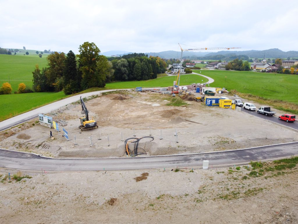 Baustelle mit Bagger und Kran in Henndorf