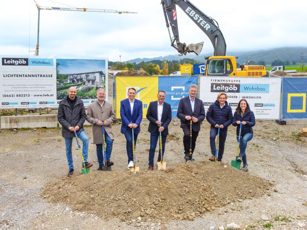 Personengruppe mit Spaten beim Baustart in Henndorf