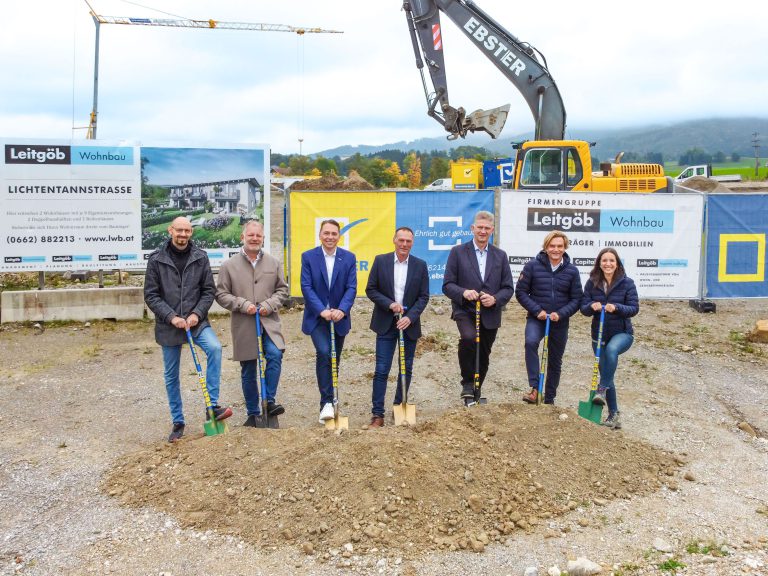 Personengruppe beim Spatenstich auf Baustelle in Henndorf