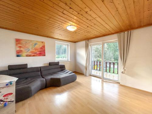 Waldrandlage: Wohnhaus mit zwei Wohnungen und Ausbaupotenzial auf großem Grundstück